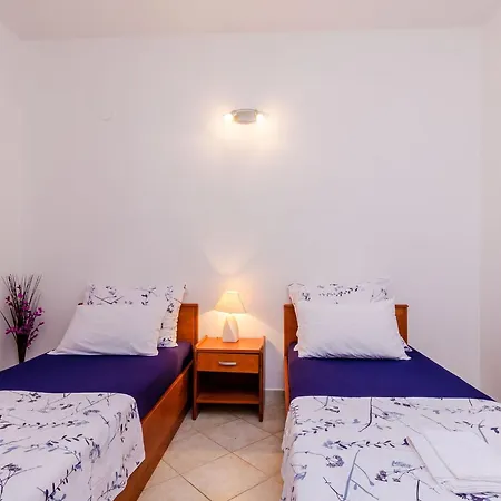 Апартаменты Alba- Duplex Two Bedroom With Shared Pool And Sea View Цавтат