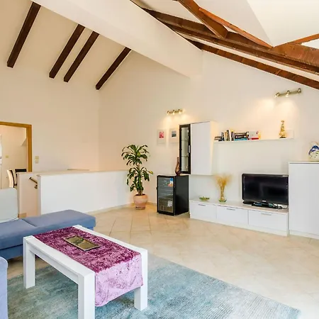 Alba- Duplex Two Bedroom With Shared Pool And Sea View *